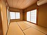 和室：リビング横で使い勝手の良い和室です！大容量の収納を備え、空間をすっきり保てます。客間やご家族のくつろぎスペースとして多目的に大活躍します！