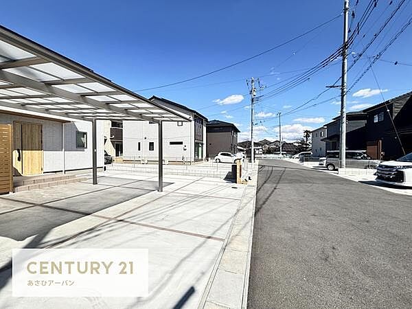 開発道路の整備された道。6メートル道路なので駐車もラクラク