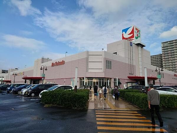 イトーヨーカドー四街道店まで1611m、専門店街も充実して、ご家族で休日のショッピングも楽しめる「イト-ヨ-カド-四街道店」まで車で6分