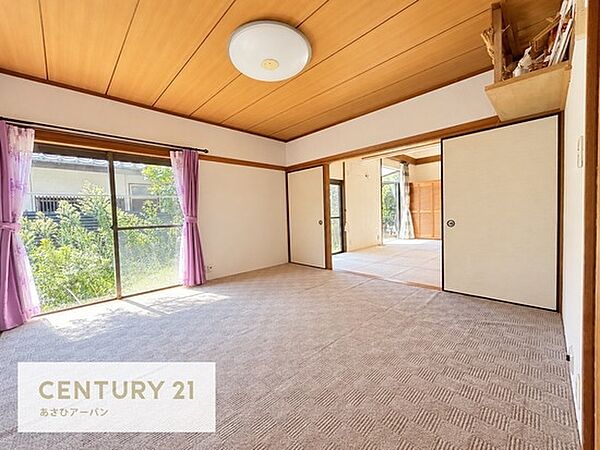 8帖の和室です。床の間と収納がございます。