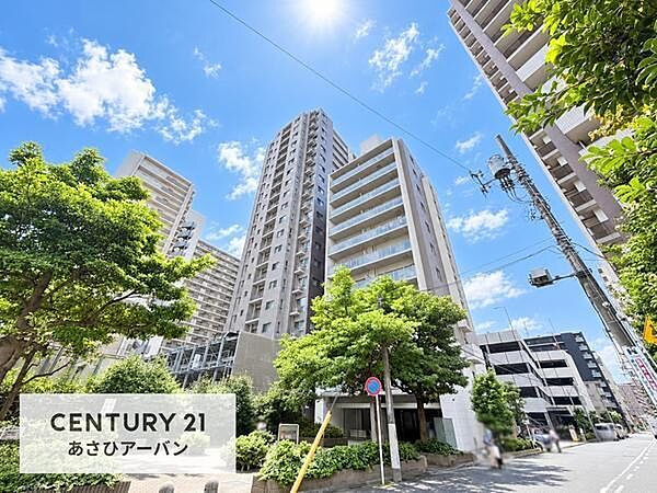 緑豊かな植栽が彩る、落ち着いた住棟まわり