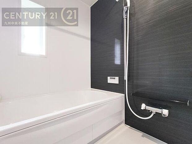 【ユニットバス】浴室暖房乾燥機付きで雨の日が多い梅雨の時期も安心です。また、冬のヒートショック対策としても活躍します。