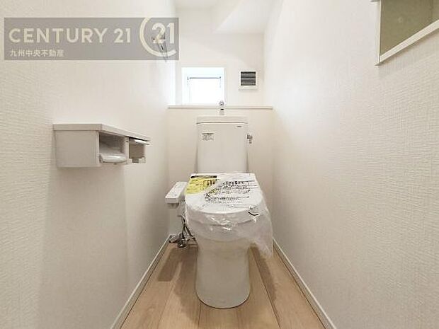 【トイレ】汚れてもサッとひと拭きでお手入れ簡単、エコ仕様の温水洗浄便座付きのトイレです。バリアフリーにも配慮しています。