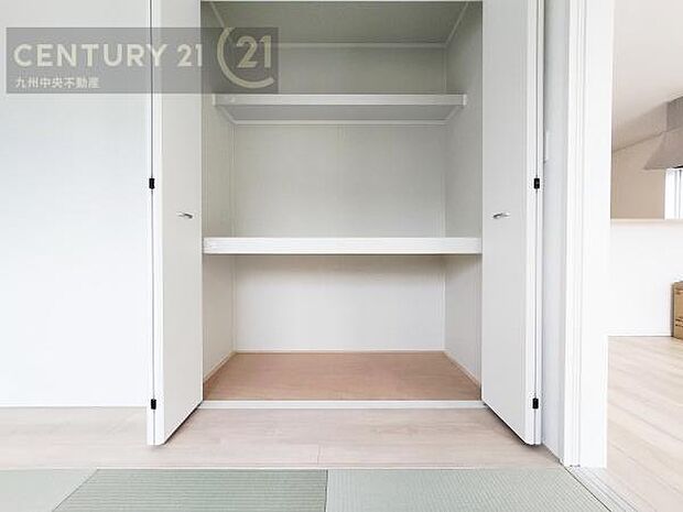【押入】デッドスペースを作らず空間を無駄なく使うことのできる奥行きがあります。