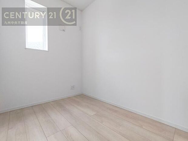 【洋室】家族一人ひとりの大切なプライベート空間。趣味に合わせて使って頂けるようシンプルに仕上げてあります。