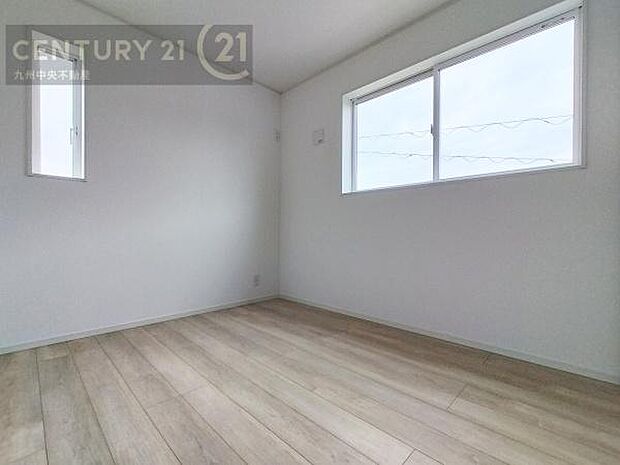 【洋室】開放的なバルコニーに面したお部屋。採光良好な快適空間です。