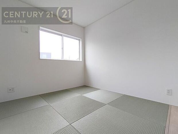 【和室】あると嬉しいリビング横の和室。小さなお子様の遊ぶスペースやお昼寝タイムにも最適です。