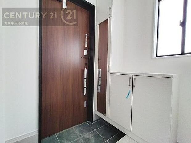 【玄関】玄関をスッキリに見せるために、シューズボックスを設置しました。オシャレは足元から。