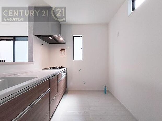 【キッチン】収納スペース・作業スペースが広いシステムキッチンは奥様にうれしいポイント。快適にお料理ができます。