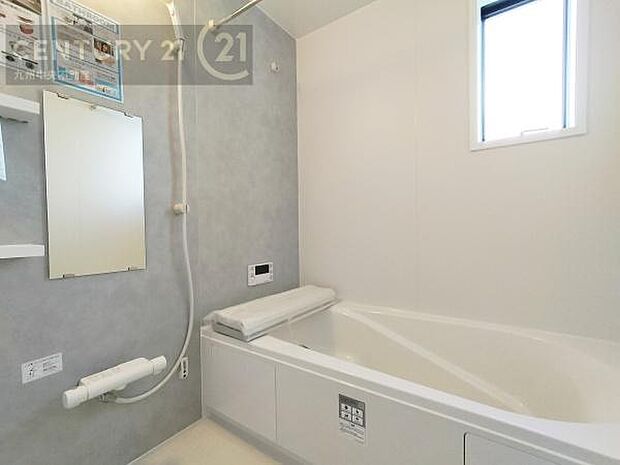 【ユニットバス】浴室暖房乾燥機付きで雨の日が多い梅雨の時期も安心です。また、冬のヒートショック対策としても活躍します。