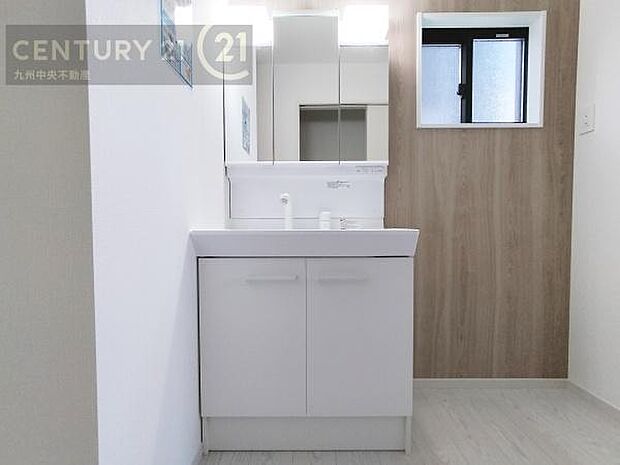 【洗面所】広々とした洗面スペースで朝時間も快適に。鏡の両サイドは、必要なものを取り出しやすく、大きな鏡面で朝の準備もスムーズに。