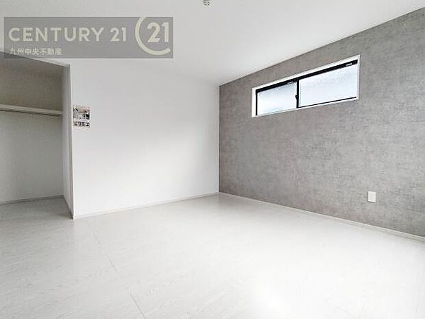 【洋室】開放的なバルコニーに面したお部屋。採光良好な快適空間です。