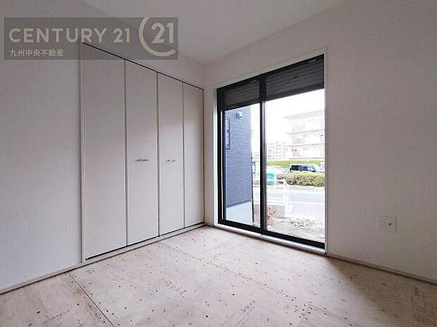 【和室】あると嬉しいリビング横の和室。小さなお子様の遊ぶスペースやお昼寝タイムにも最適です。