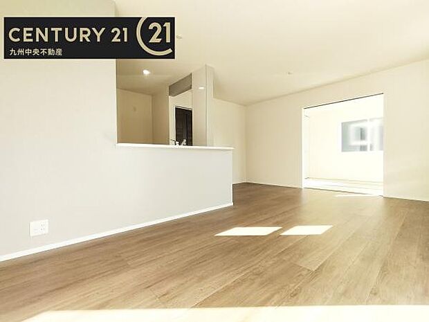 【リビング】ご家族みんながゆったり寛げる開放感たっぷりのリビング。広々としたリビングでは家具選びも楽しみの一つになりますね。