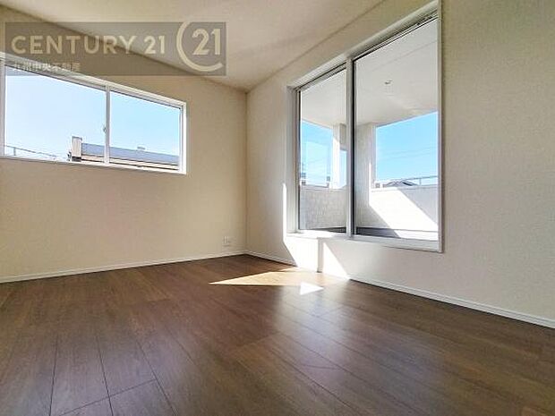 【子供部屋】学習机やベッドの配置がしやすい空間です。