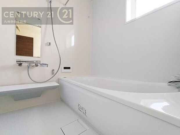 【ユニットバス】浴室暖房乾燥機付きで雨の日が多い梅雨の時期も安心です。また、冬のヒートショック対策としても活躍します。