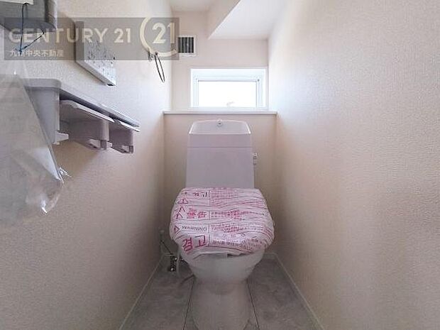 【トイレ】汚れてもサッとひと拭きでお手入れ簡単、エコ仕様の温水洗浄便座付きのトイレです。バリアフリーにも配慮しています。