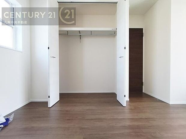 【ウォークインクローゼット】大型収納で片付け安心、生活にゆとりができ、お部屋もスッキリします。