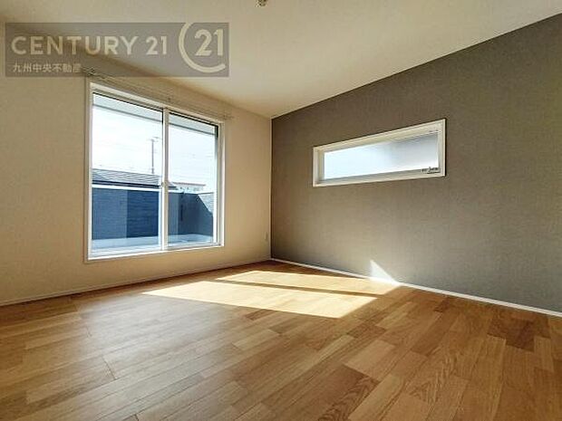 【洋室】開放的なバルコニーに面したお部屋。採光良好な快適空間です。