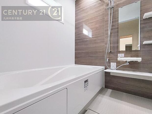 【ユニットバス】浴室暖房乾燥機付きで雨の日が多い梅雨の時期も安心です。また、冬のヒートショック対策としても活躍します。