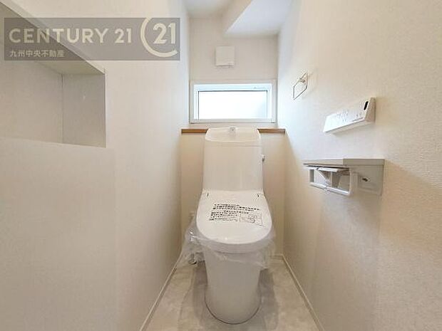 【トイレ】汚れてもサッとひと拭きでお手入れ簡単、エコ仕様の温水洗浄便座付きのトイレです。バリアフリーにも配慮しています。