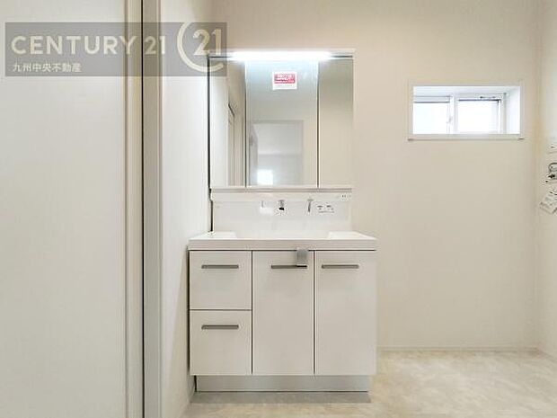 【洗面所】広々とした洗面スペースで朝時間も快適に。鏡の両サイドは、必要なものを取り出しやすく、大きな鏡面で朝の準備もスムーズに。