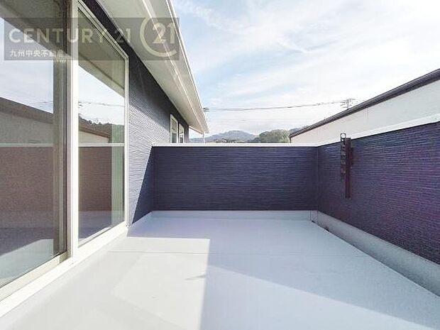 【バルコニー】広々バルコニー。日当たりも良く、洗濯物もよく乾きます。