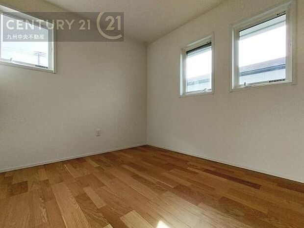 【洋室】2面採光を確保したお部屋。爽やかな風を感じて起きる朝は、快適生活の始まりに。