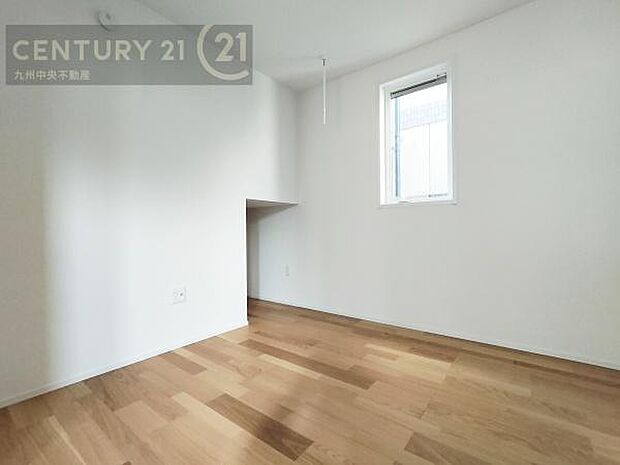 【洋室】家族一人ひとりの大切なプライベート空間。趣味に合わせて使って頂けるようシンプルに仕上げてあります。