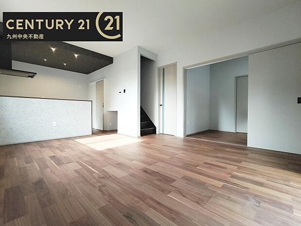 【リビング】暖かな光が包み込んでくれるLDKは家族みんなが自然と集まってくる場所。快適でゆったり寛げる空間となっています。