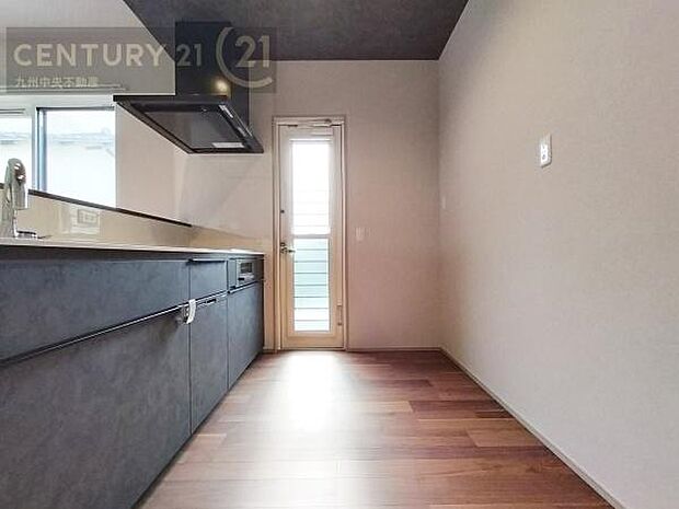 【キッチン】収納スペース・作業スペースが広いシステムキッチンは奥様にうれしいポイント。快適にお料理ができます。