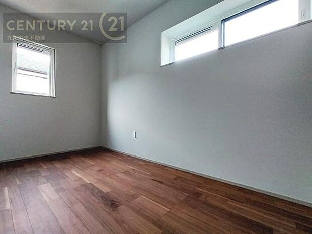 【洋室】家族一人ひとりの大切なプライベート空間。趣味に合わせて使って頂けるようシンプルに仕上げてあります。