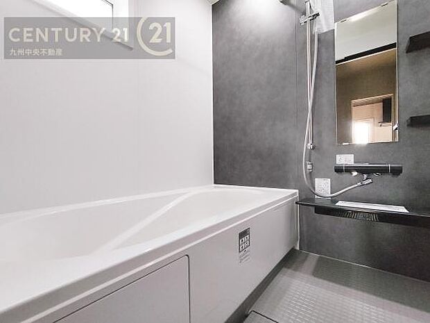 【ユニットバス】浴室暖房乾燥機付きで雨の日が多い梅雨の時期も安心です。また、冬のヒートショック対策としても活躍します。