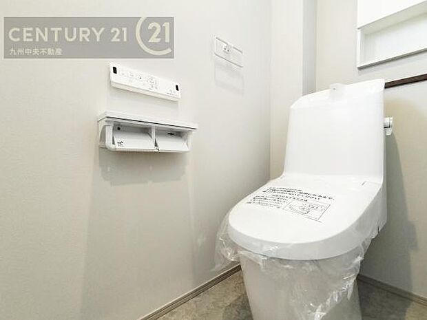 【トイレ】汚れてもサッとひと拭きでお手入れ簡単、エコ仕様の温水洗浄便座付きのトイレです。バリアフリーにも配慮しています。