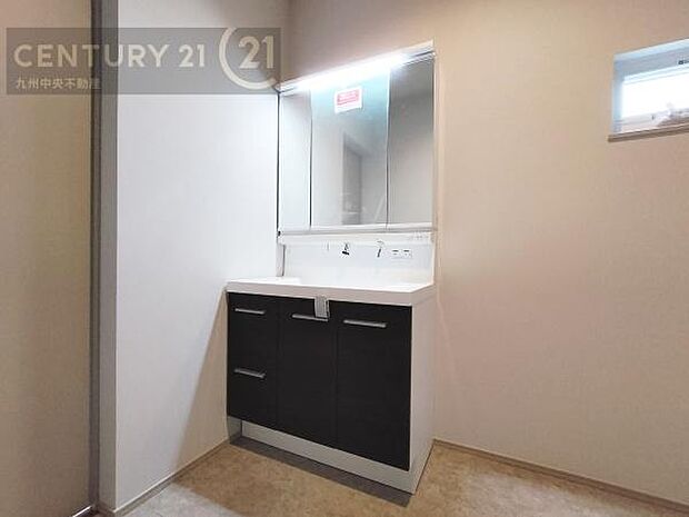 【洗面所】広々とした洗面スペースで朝時間も快適に。鏡の両サイドは、必要なものを取り出しやすく、大きな鏡面で朝の準備もスムーズに。