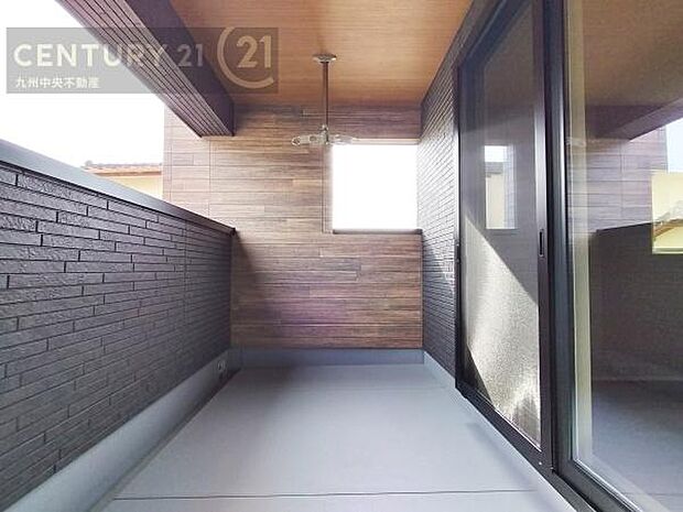 【バルコニー】広々バルコニー。日当たりも良く、洗濯物もよく乾きます。