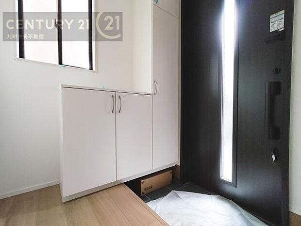 【玄関】玄関をスッキリに見せるために、シューズボックスを設置しました。オシャレは足元から。