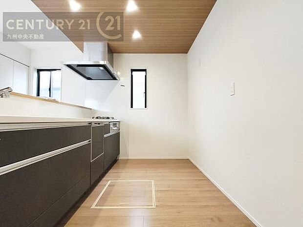 【キッチン】家族との会話を楽しめながら、お子様を見守りながら、お料理をすることができます。