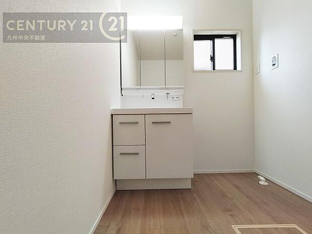 【洗面所】広々とした洗面スペースで朝時間も快適に。鏡の両サイドは、必要なものを取り出しやすく、大きな鏡面で朝の準備もスムーズに。