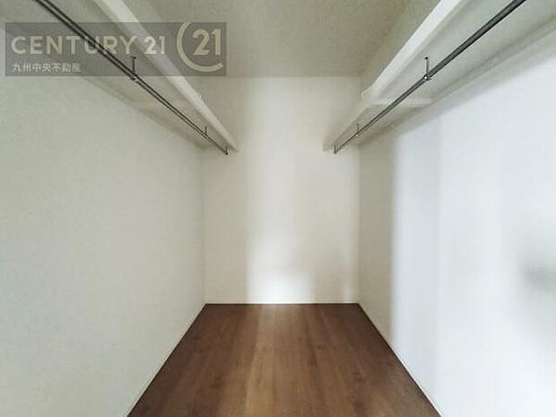 【ウォークインクローゼット】大型収納で片付け安心、生活にゆとりができ、お部屋もスッキリします。