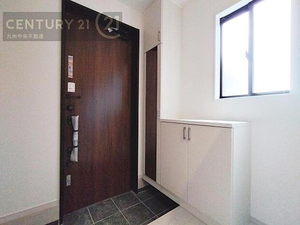 【玄関】玄関をスッキリに見せるために、シューズボックスを設置しました。オシャレは足元から。