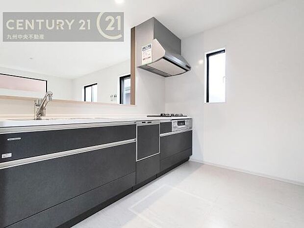 【キッチン】家族との会話を楽しめながら、お子様を見守りながら、お料理をすることができます。