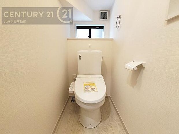 【トイレ】汚れてもサッとひと拭きでお手入れ簡単、エコ仕様の温水洗浄便座付きのトイレです。バリアフリーにも配慮しています。