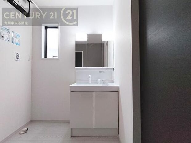 【洗面所】広々とした洗面スペースで朝時間も快適に。鏡の両サイドは、必要なものを取り出しやすく、大きな鏡面で朝の準備もスムーズに。