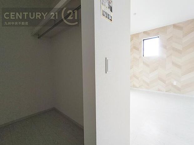 【ウォークインクローゼット】大型収納で片付け安心、生活にゆとりができ、お部屋もスッキリします。