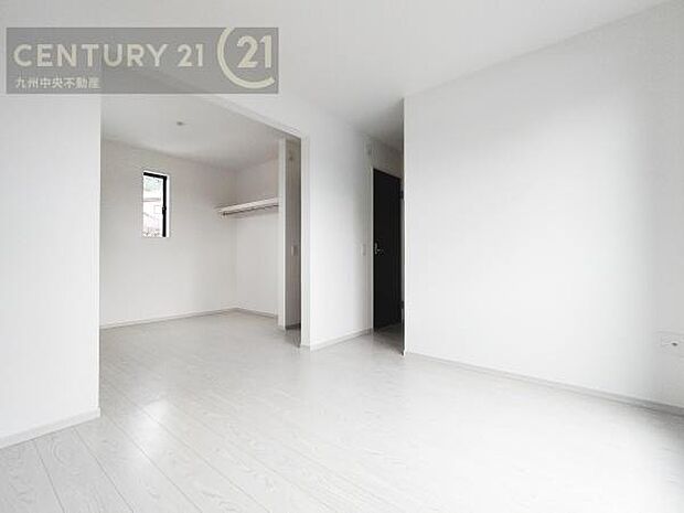 【洋室】2面採光を確保したお部屋。爽やかな風を感じて起きる朝は、快適生活の始まりに。