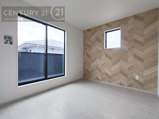 【洋室】開放的なバルコニーに面したお部屋。採光良好な快適空間です。