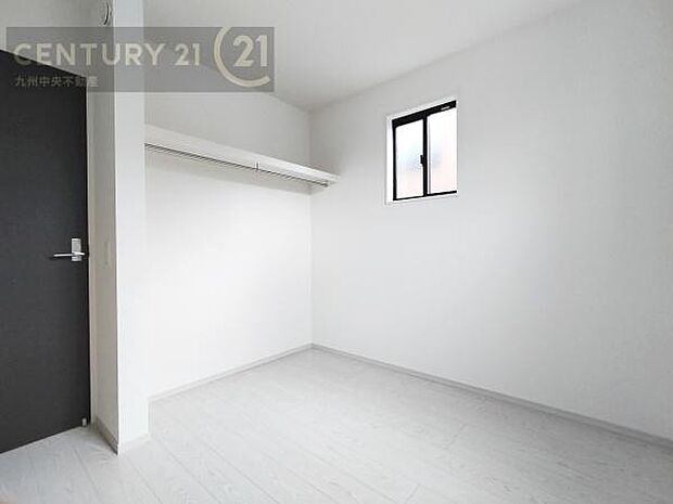 【洋室】家族一人ひとりの大切なプライベート空間。趣味に合わせて使って頂けるようシンプルに仕上げてあります。