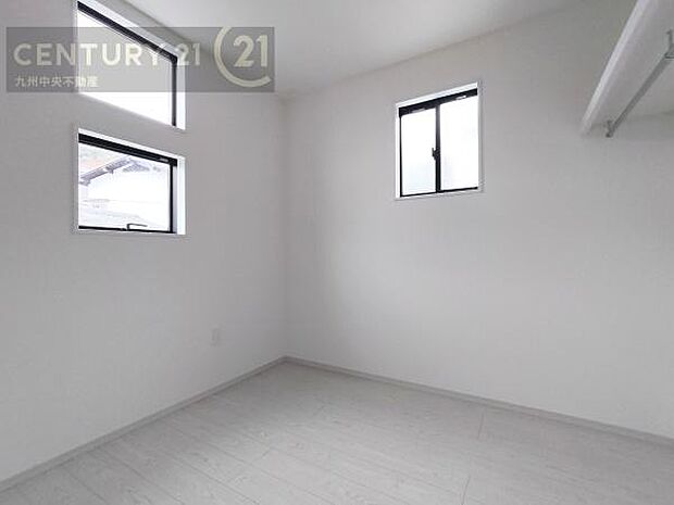 【洋室】2面採光を確保したお部屋。爽やかな風を感じて起きる朝は、快適生活の始まりに。