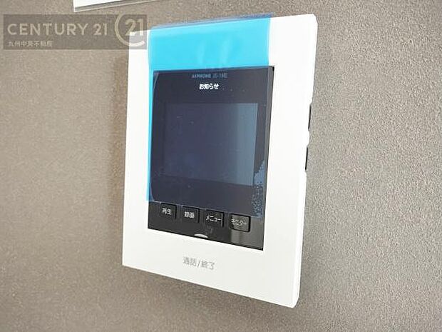 【ＴＶモニターホン】TVモニターホン付きの玄関は、訪問者の顔を見て、応答することができます。センサーライトで、夜の帰宅も明るく照らしてくれます。